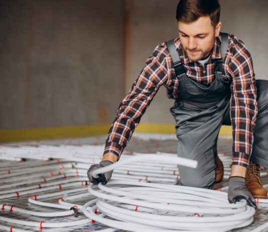 Ogrzewanie podłogowe w łazienkach – co warto wiedzieć zanim się na nie zdecydujemy Układanie ogrzewania podłogowego