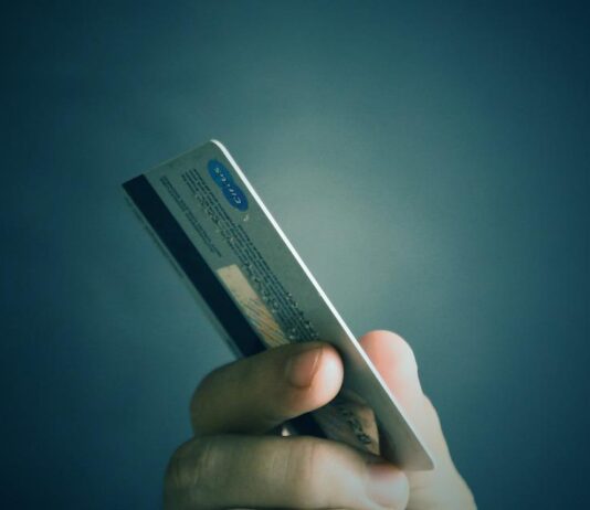 Jak działa karta kredytowa i jakie daje korzyści? Podstawowe informacje karta kredytowa jak dziala